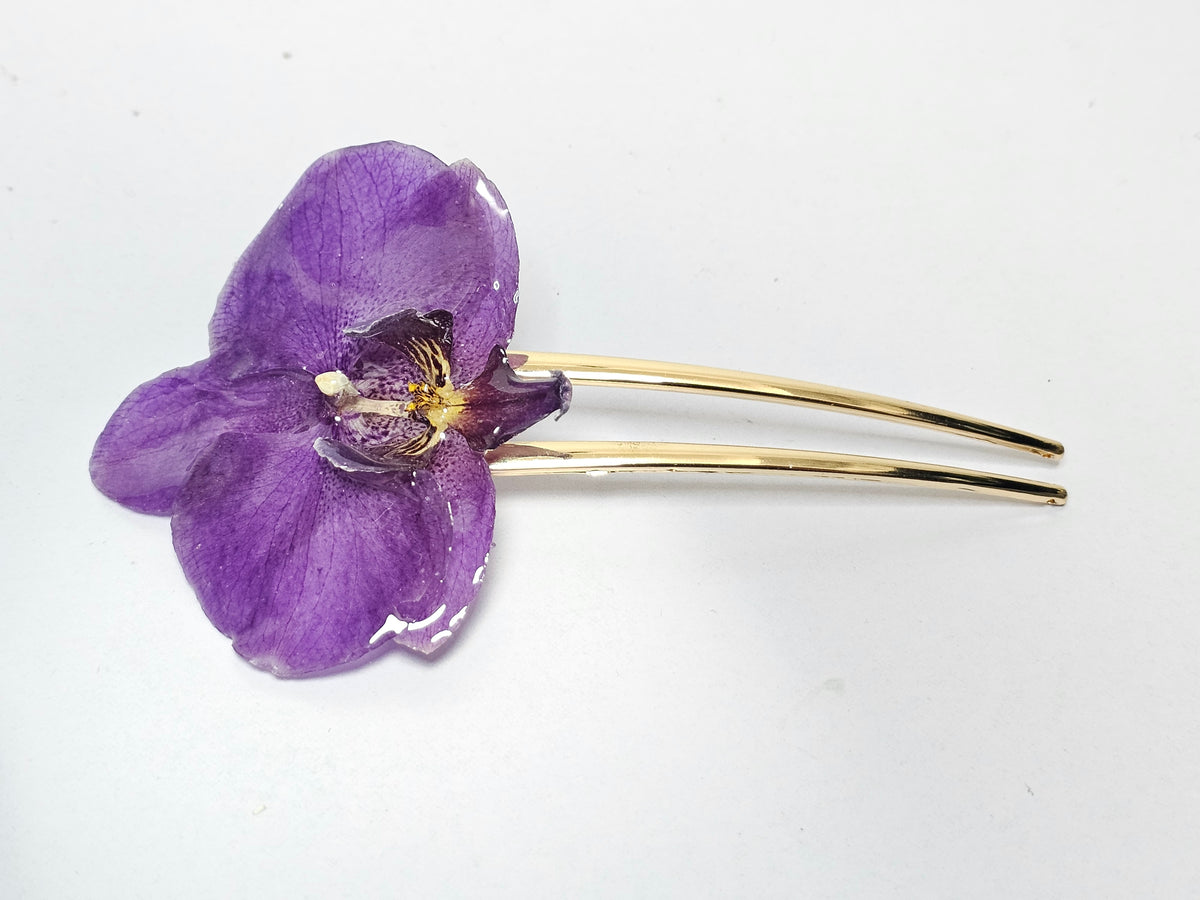 Peineta con Orquídea Morada artesanal con flor natural preservada; material: acero inoxidable, vista 2