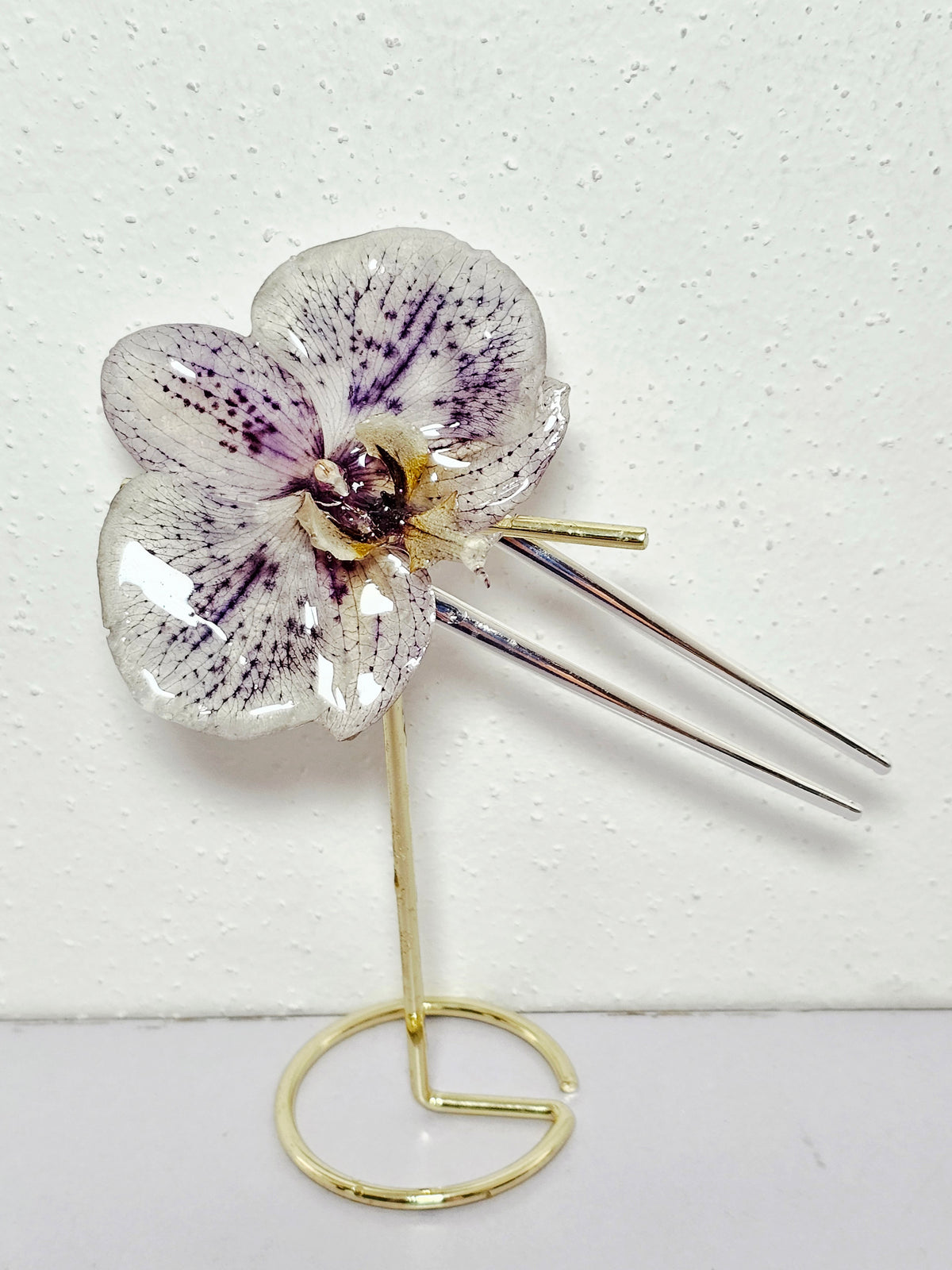 Peineta con Orquídea Moteada artesanal con flor natural preservada — ISAMOR