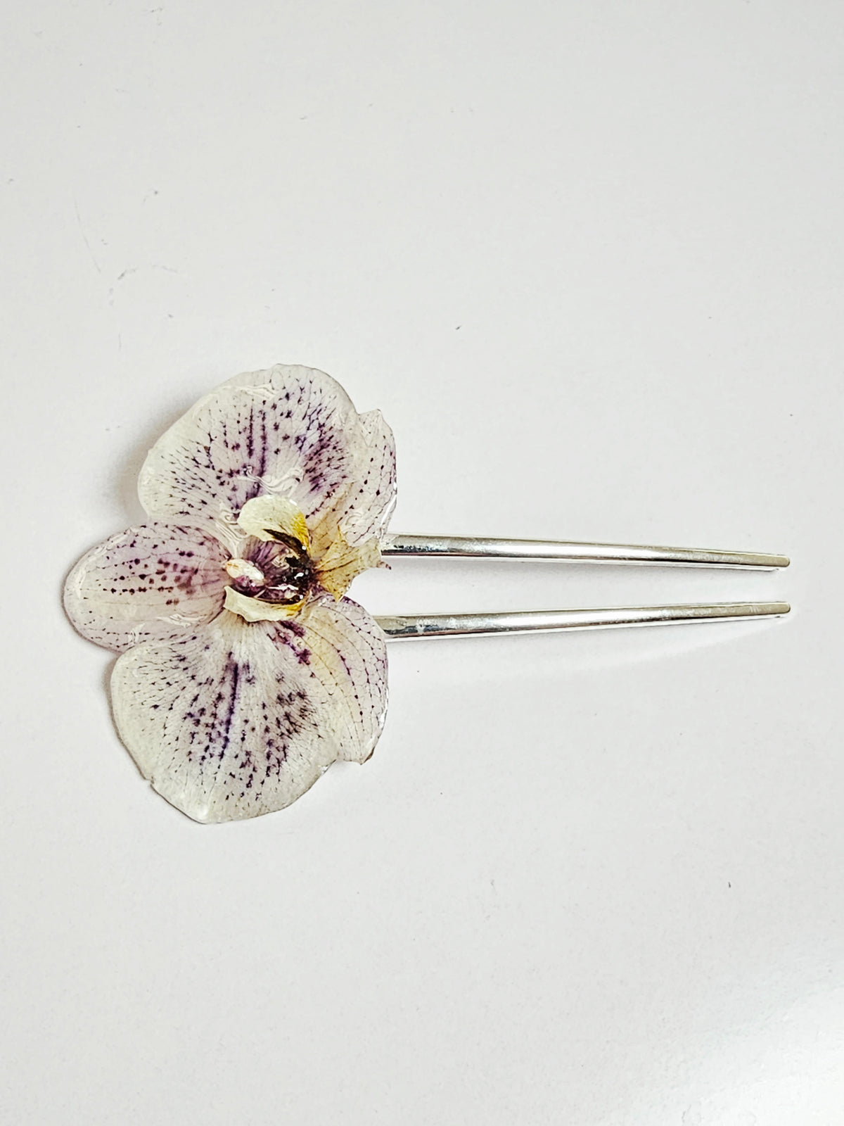 Peineta con Orquídea Moteada artesanal con flor natural preservada; material: acero inoxidable, vista 2