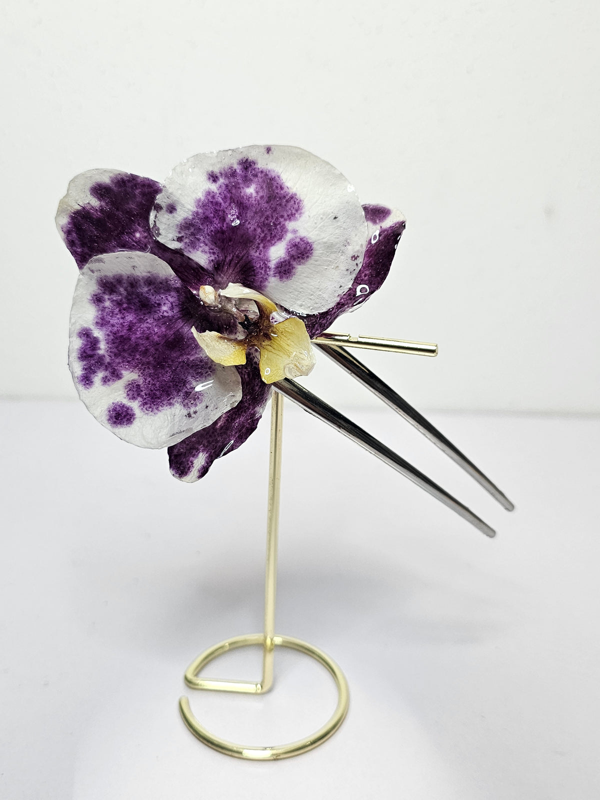 Peineta con Orquídea Vaquita artesanal con flor natural preservada; material: acero inoxidable