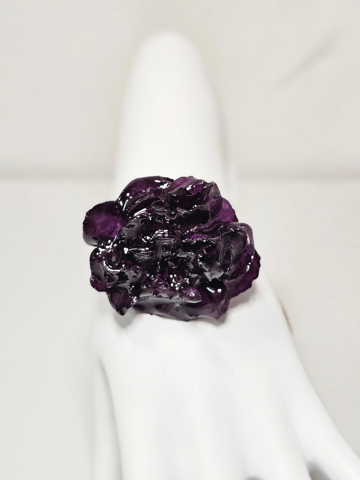 Pulsera de Clavel Morado artesanal con flor natural preservada; material: acero inoxidable