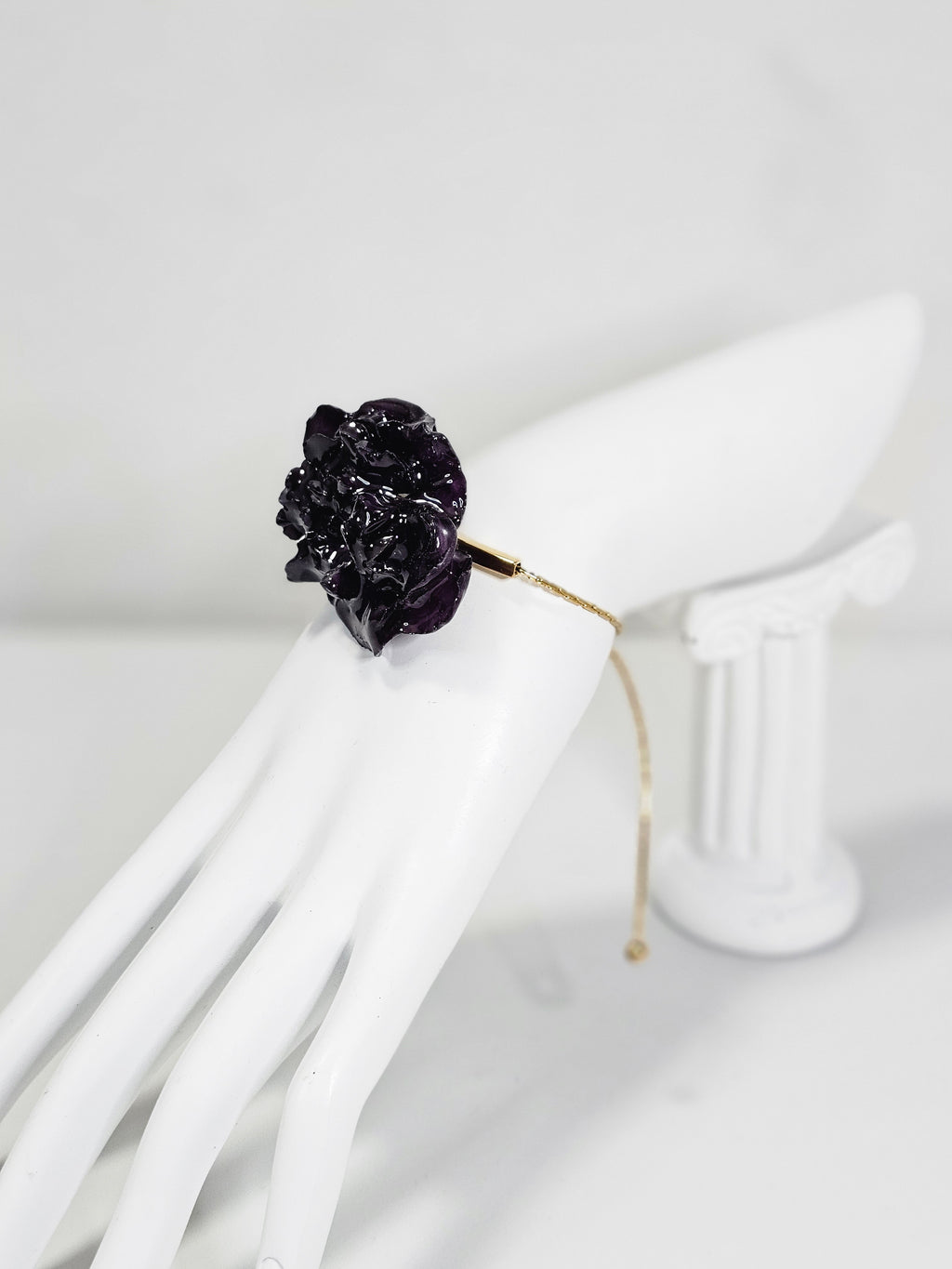 Pulsera de Clavel Morado artesanal con flor natural preservada; material: acero inoxidable, vista 2