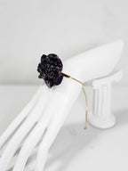 Pulsera de Clavel Morado artesanal con flor natural preservada; material: acero inoxidable, vista 2