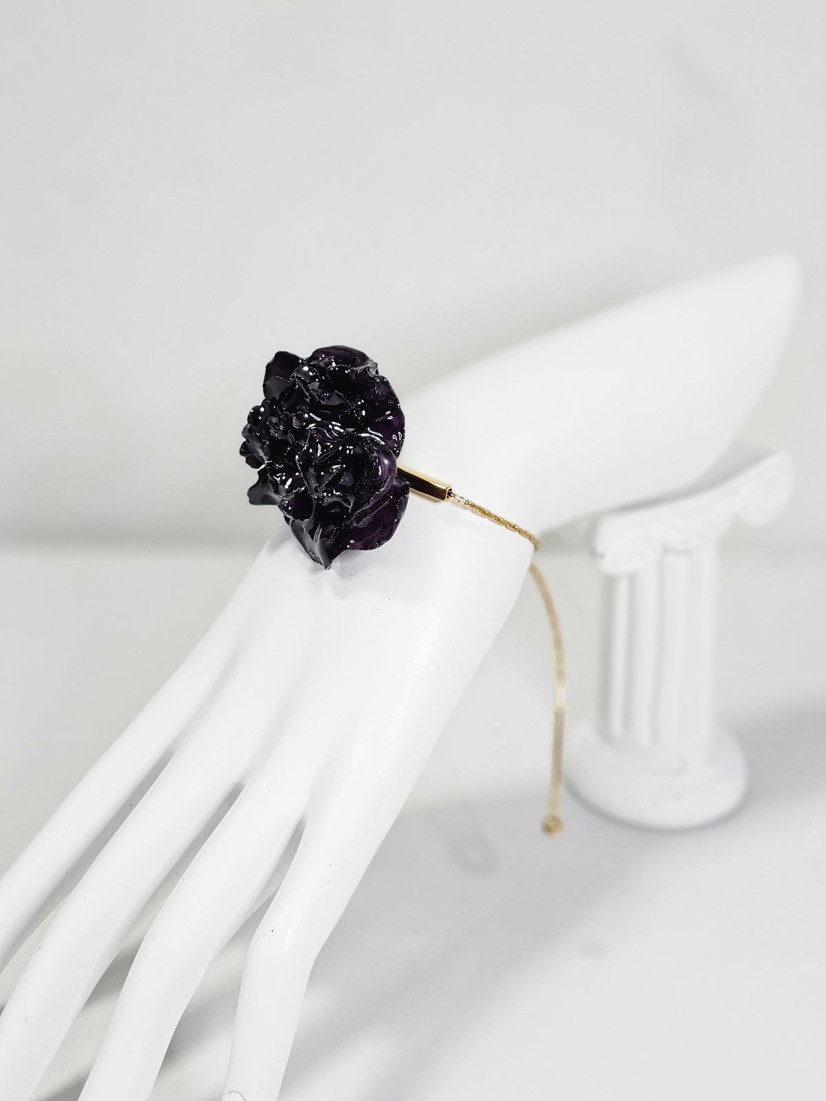 Pulsera de Clavel Morado artesanal con flor natural preservada; material: acero inoxidable, vista 2