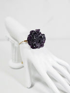 Pulsera de Clavel Morado artesanal con flor natural preservada; material: acero inoxidable, vista 3