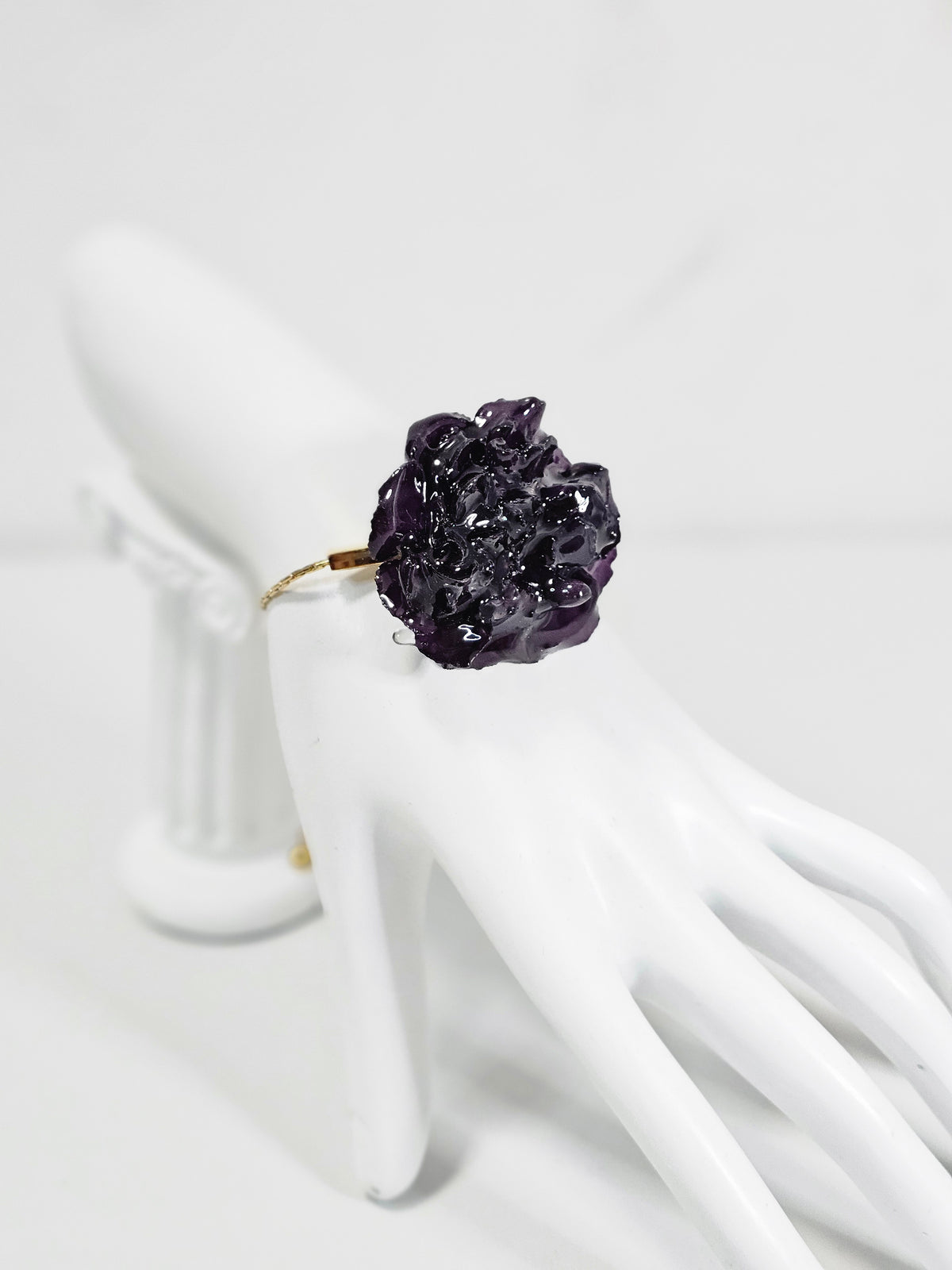 Pulsera de Clavel Morado artesanal con flor natural preservada; material: acero inoxidable, vista 3