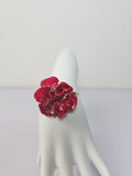 Pulsera de Clavel Rojo artesanal con flor natural preservada; material: acero inoxidable