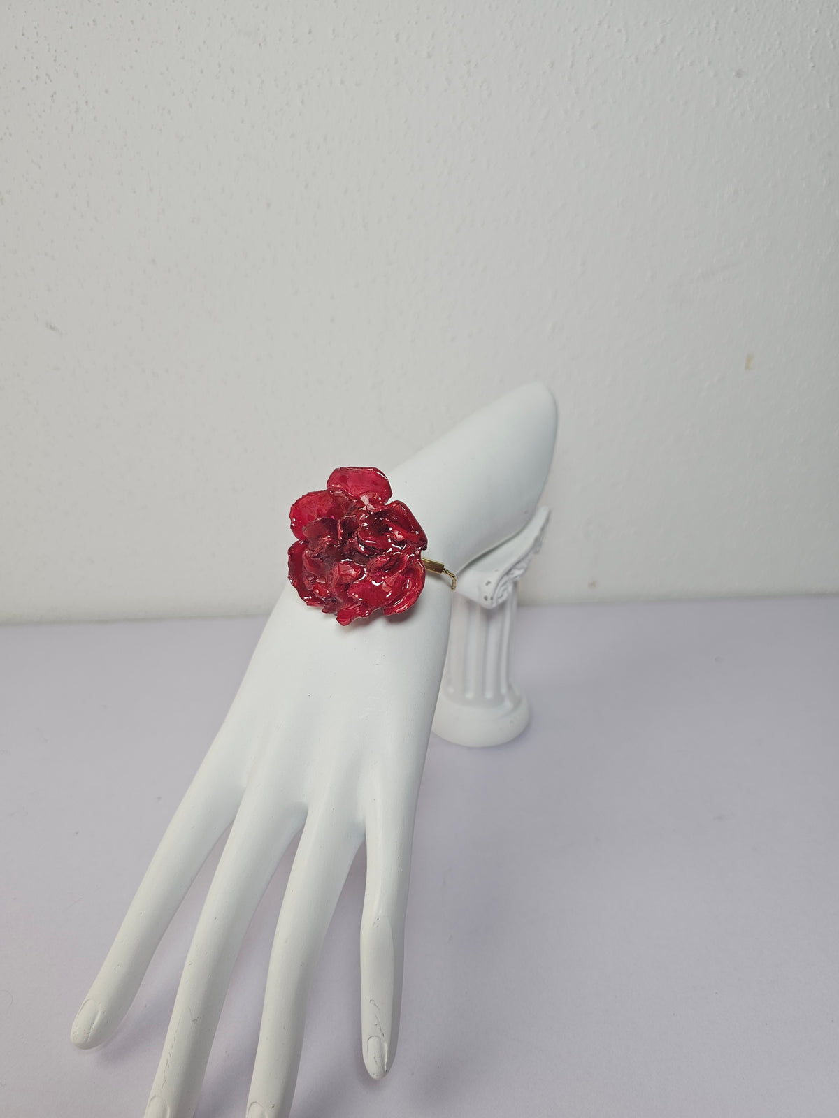 Pulsera de Clavel Rojo artesanal con flor natural preservada; material: acero inoxidable, vista 2