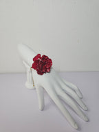Pulsera de Clavel Rojo artesanal con flor natural preservada; material: acero inoxidable, vista 3