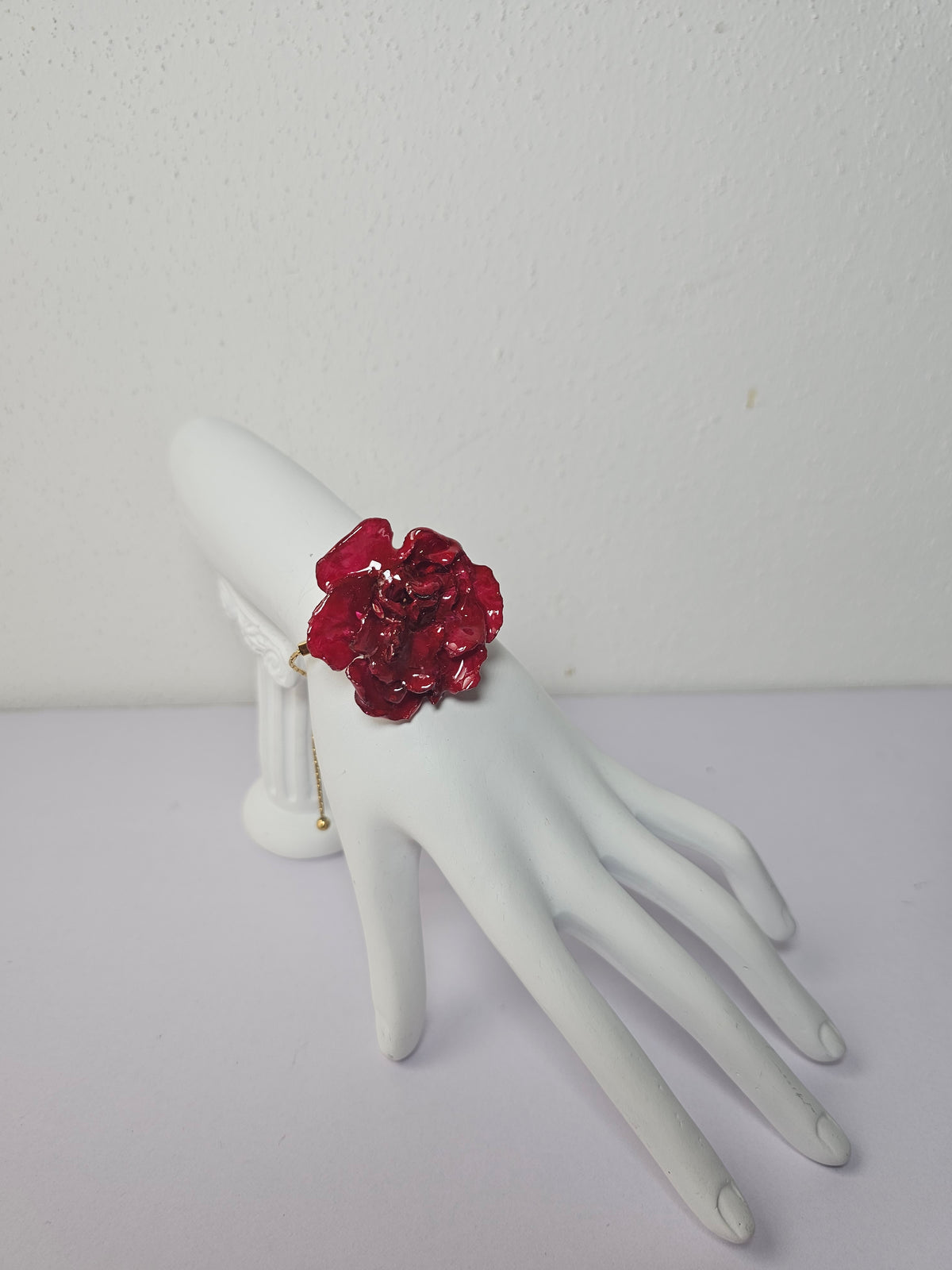 Pulsera de Clavel Rojo artesanal con flor natural preservada; material: acero inoxidable, vista 3