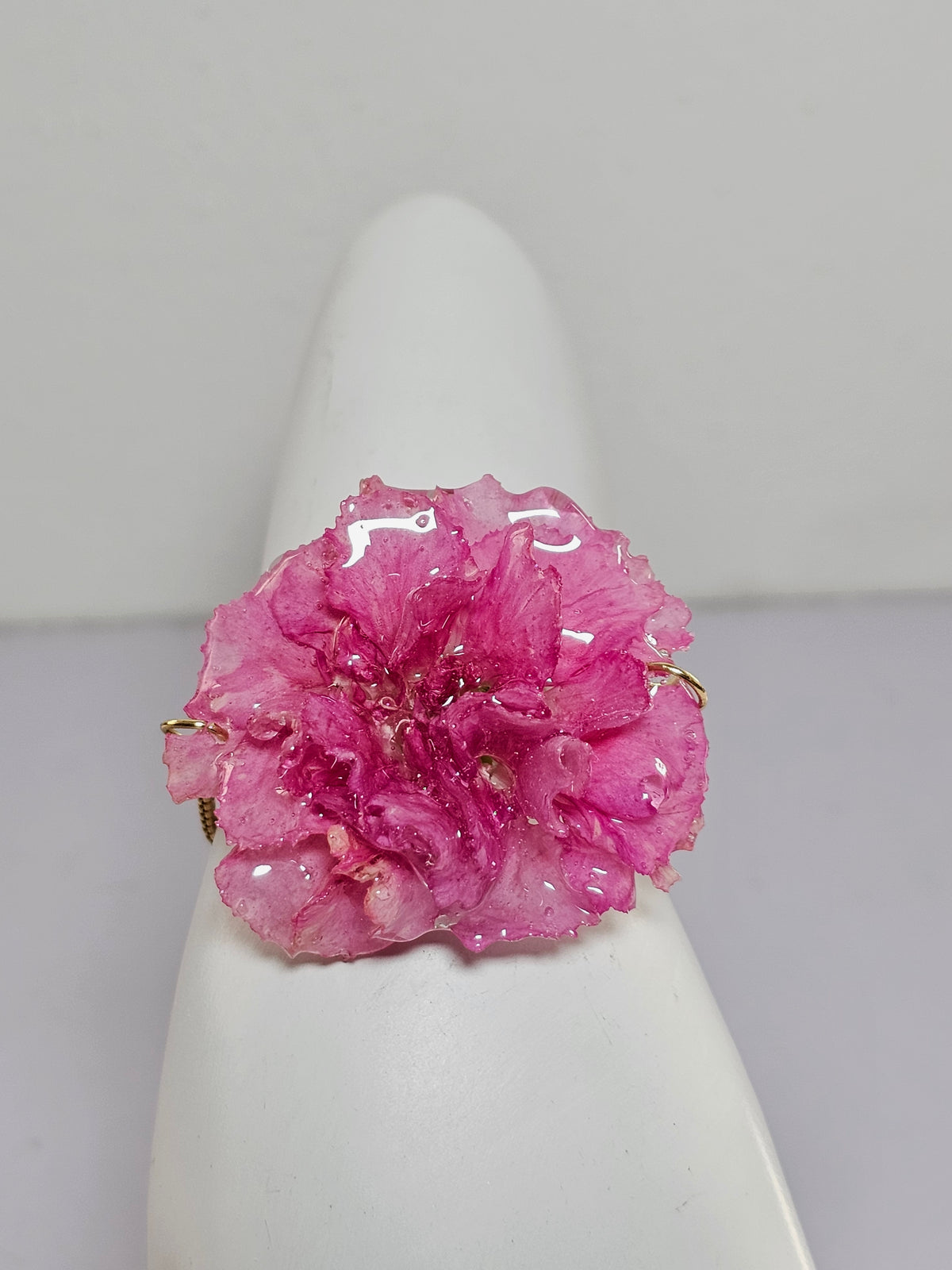 Pulsera de Clavel Rosa artesanal con flor natural preservada; material: acero inoxidable