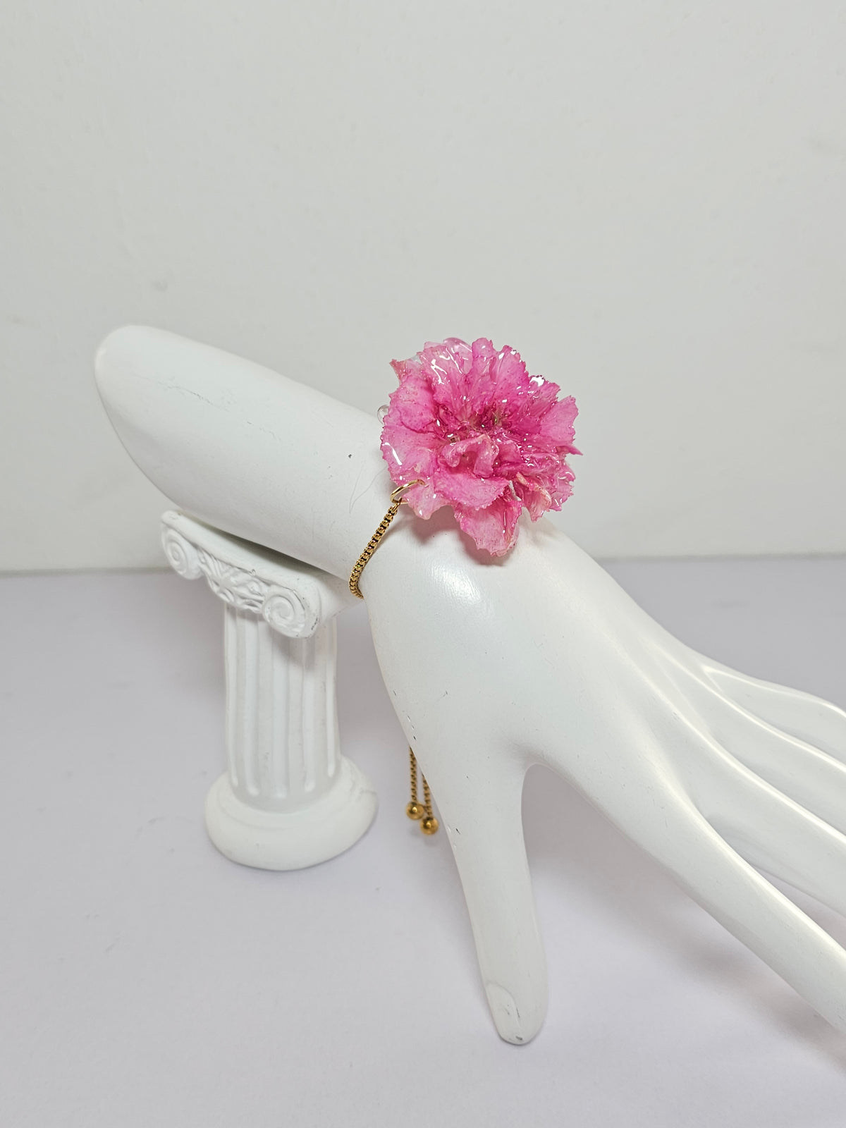 Pulsera de Clavel Rosa artesanal con flor natural preservada; material: acero inoxidable, vista 3