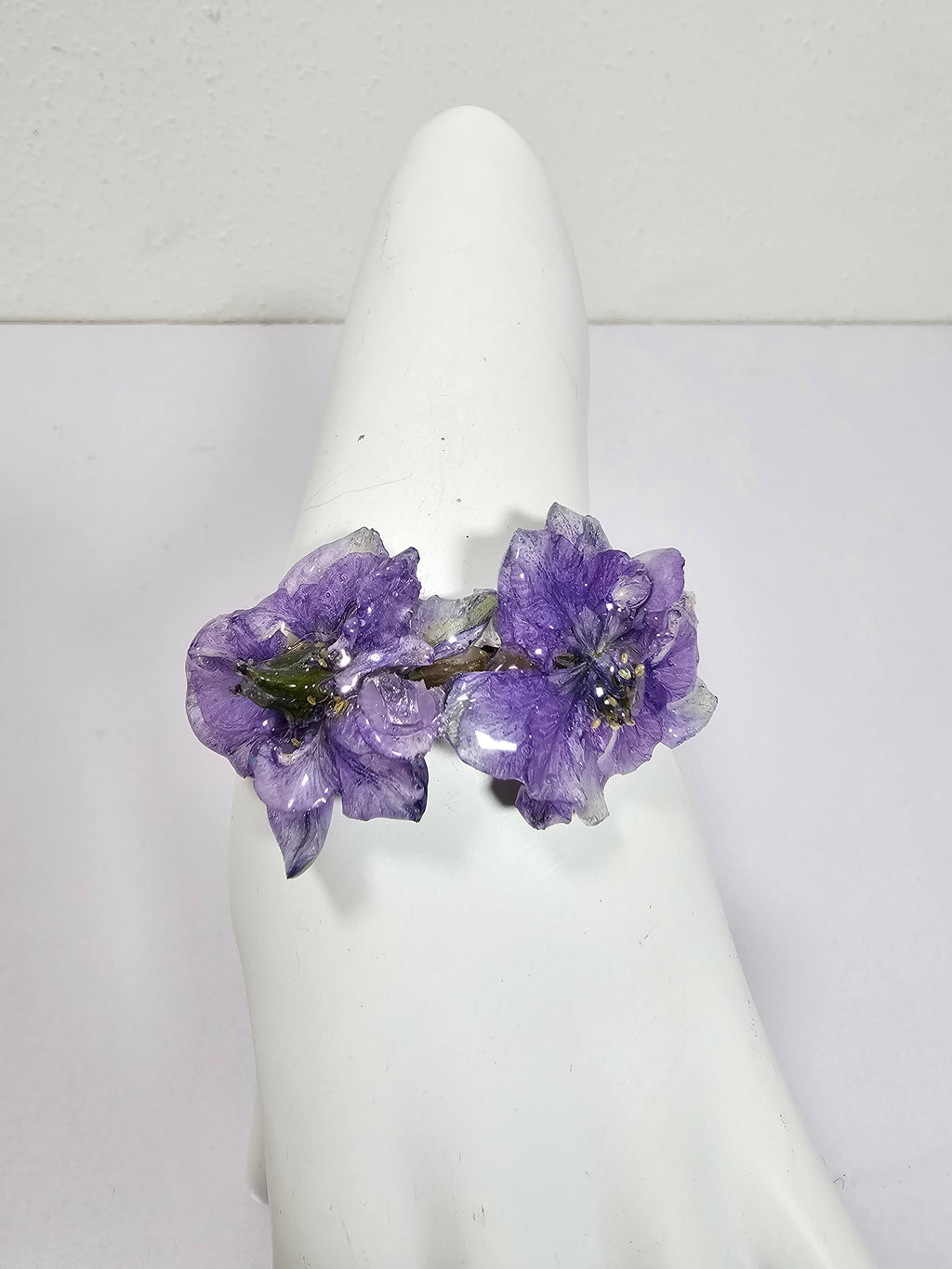 Pulsera de Espuela de Caballero Morada artesanal con flor natural preservada; material: acero inoxidable y resina