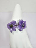 Pulsera de Espuela de Caballero Morada artesanal con flor natural preservada; material: acero inoxidable y resina