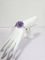 Pulsera de Espuela de Caballero Morada artesanal con flor natural preservada; material: acero inoxidable y resina, vista 2