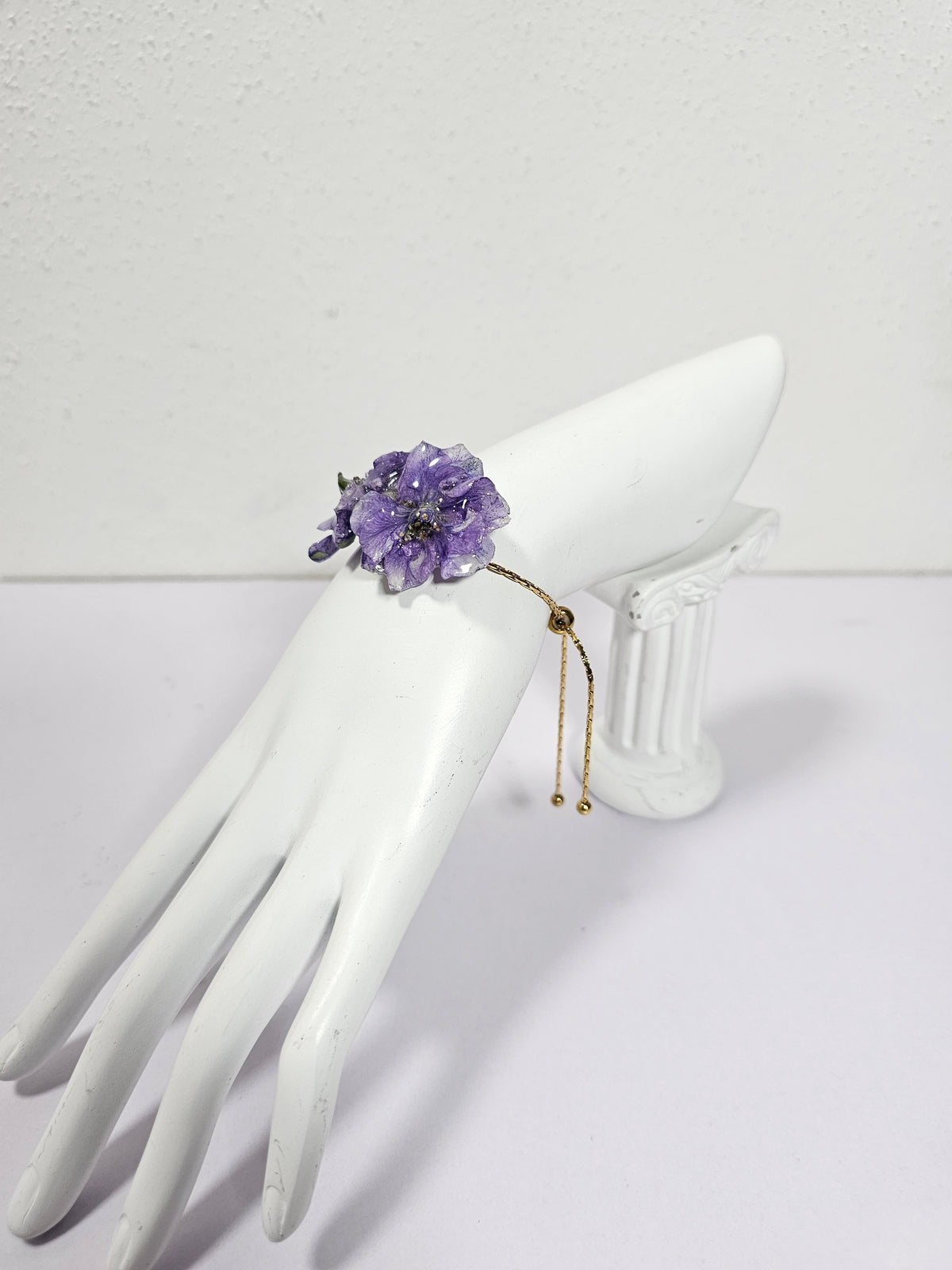 Pulsera de Espuela de Caballero Morada artesanal con flor natural preservada; material: acero inoxidable y resina, vista 2