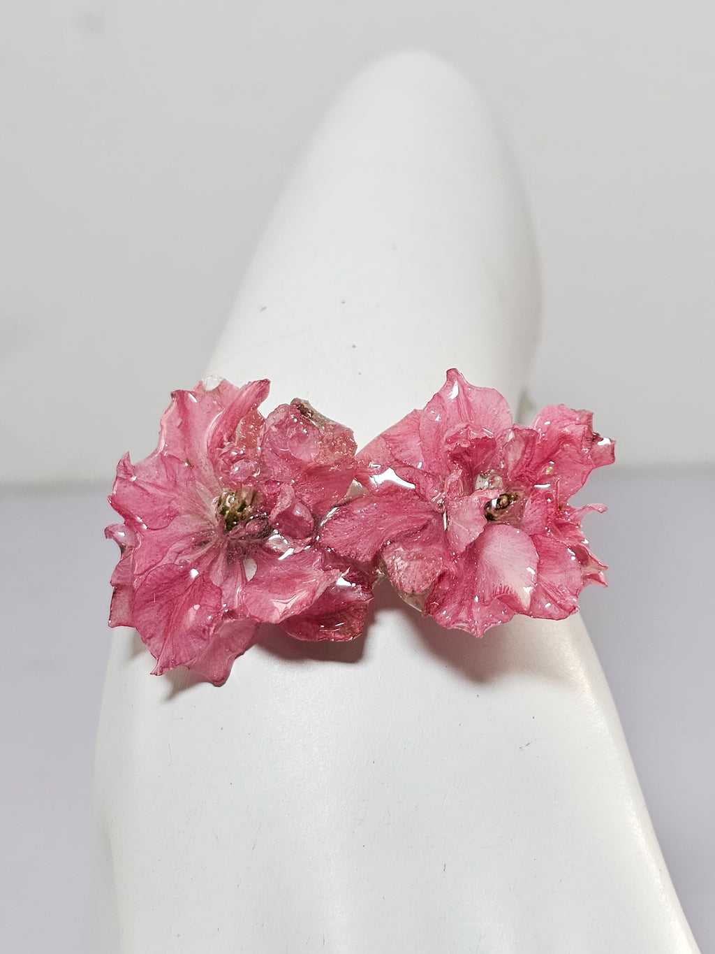 Pulsera de Espuela de Caballero Rosa artesanal con flor natural preservada; material: acero inoxidable y resina