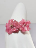 Pulsera de Espuela de Caballero Rosa artesanal con flor natural preservada; material: acero inoxidable y resina