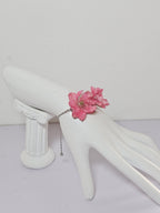 Pulsera de Espuela de Caballero Rosa artesanal con flor natural preservada; material: acero inoxidable y resina, vista 3
