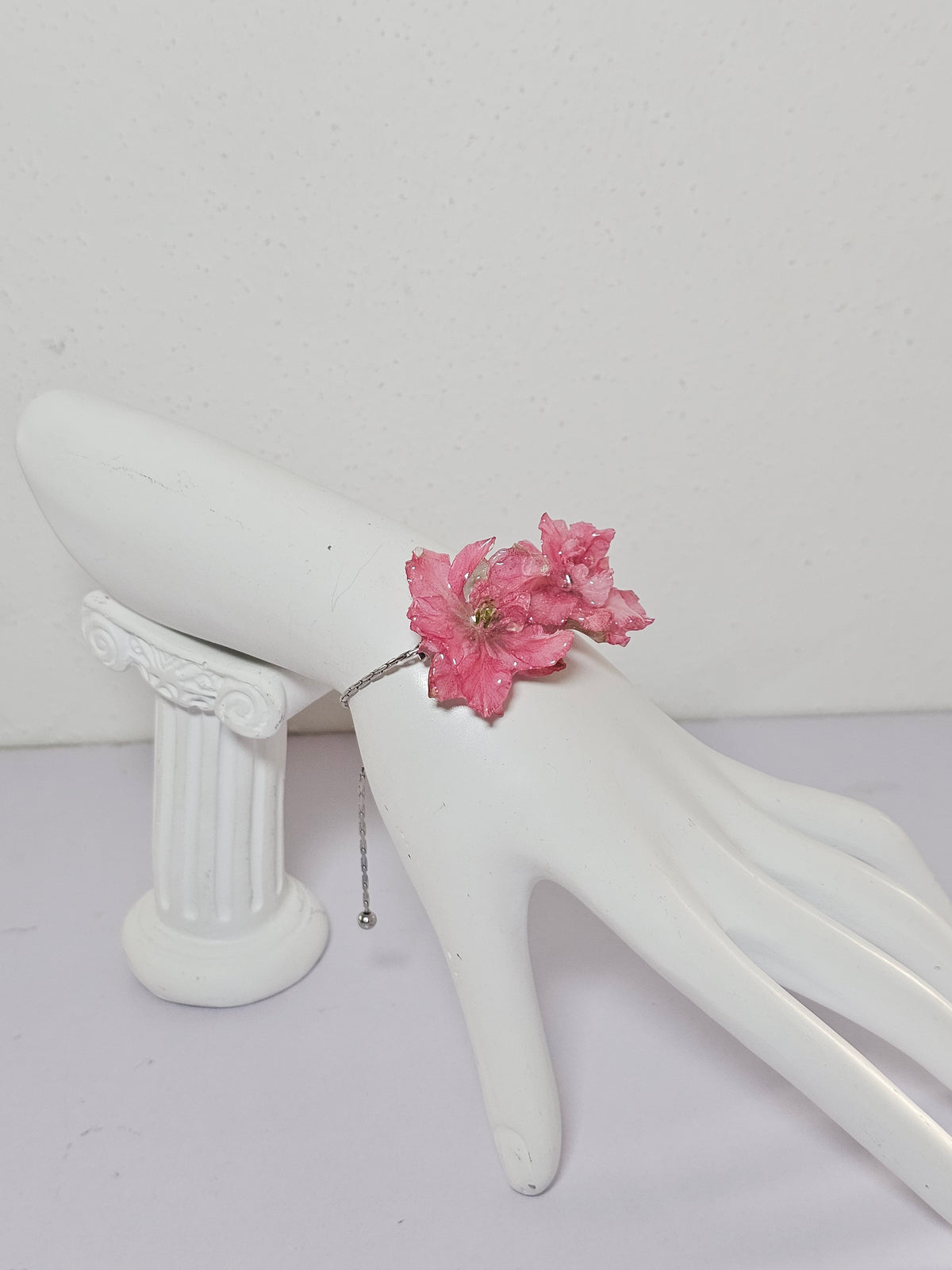 Pulsera de Espuela de Caballero Rosa artesanal con flor natural preservada; material: acero inoxidable y resina, vista 3