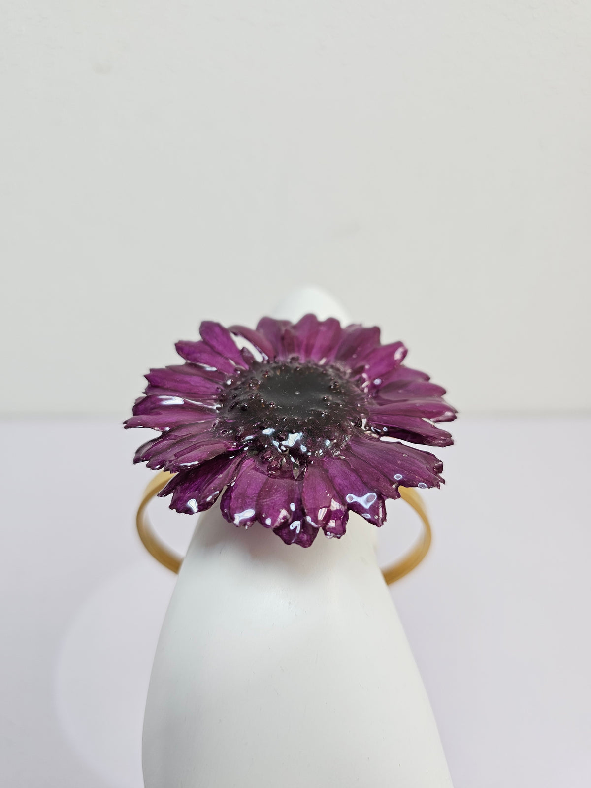Pulsera de Gerbera Morada de ISAMOR con flor natural preservada y encapsulada