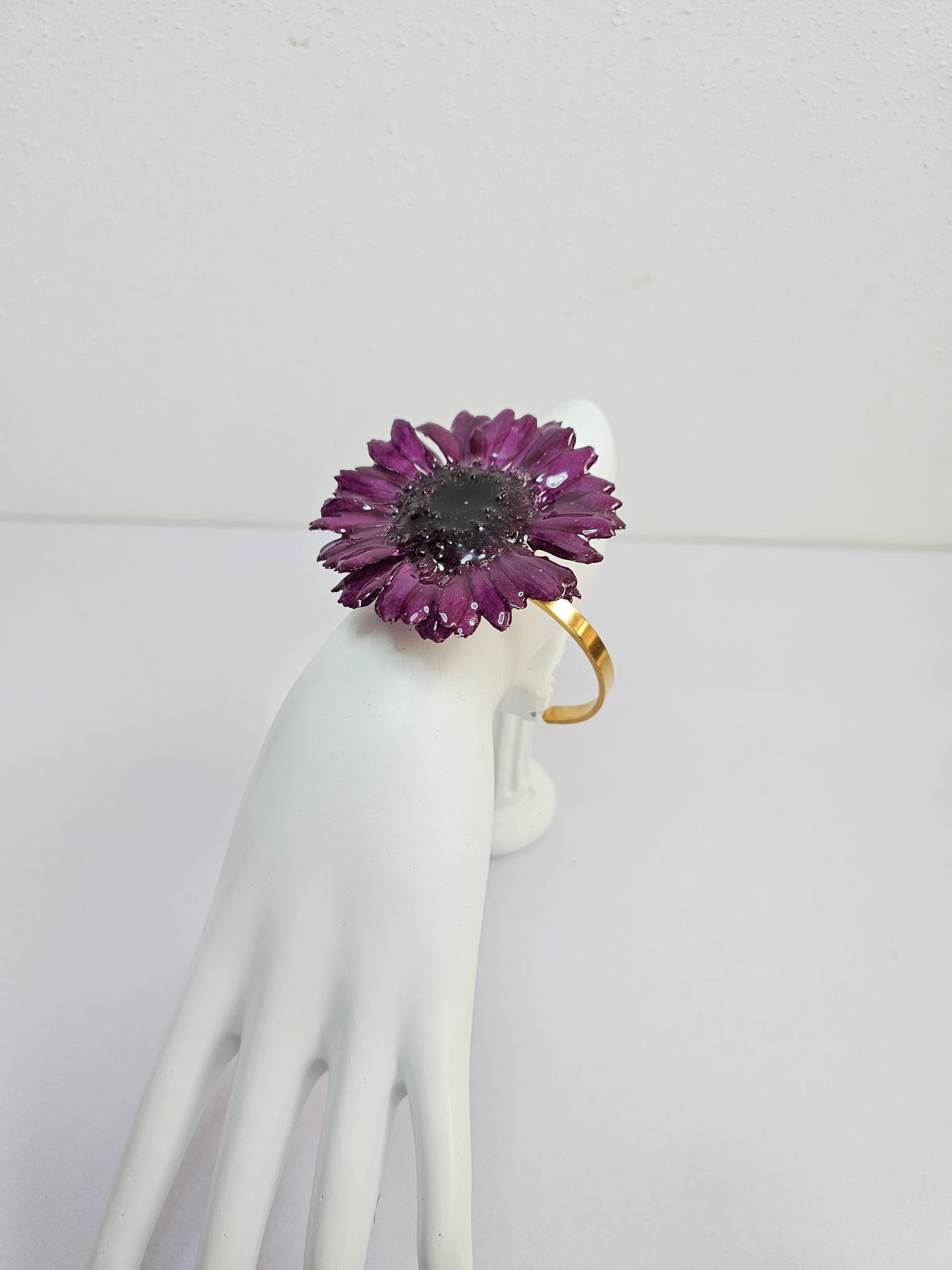 Pulsera de Gerbera Morada ISAMOR, vista 2 de la pieza con flor natural encapsulada