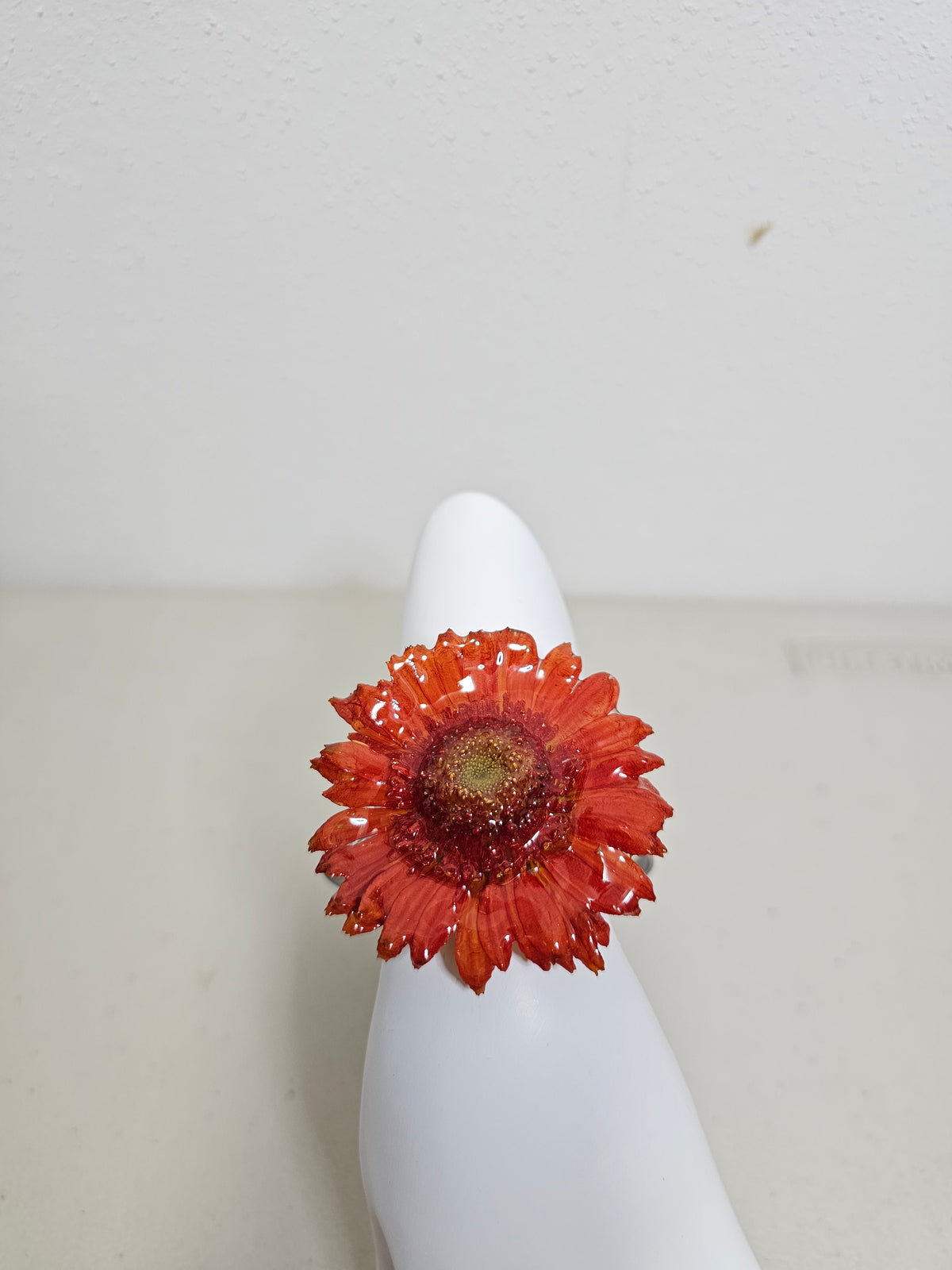 Pulsera de Gerbera Naranja ISAMOR, vista 2 de la pieza con flor natural encapsulada