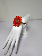 Pulsera de Gerbera Naranja ISAMOR, vista 3 de la pieza con flor natural encapsulada