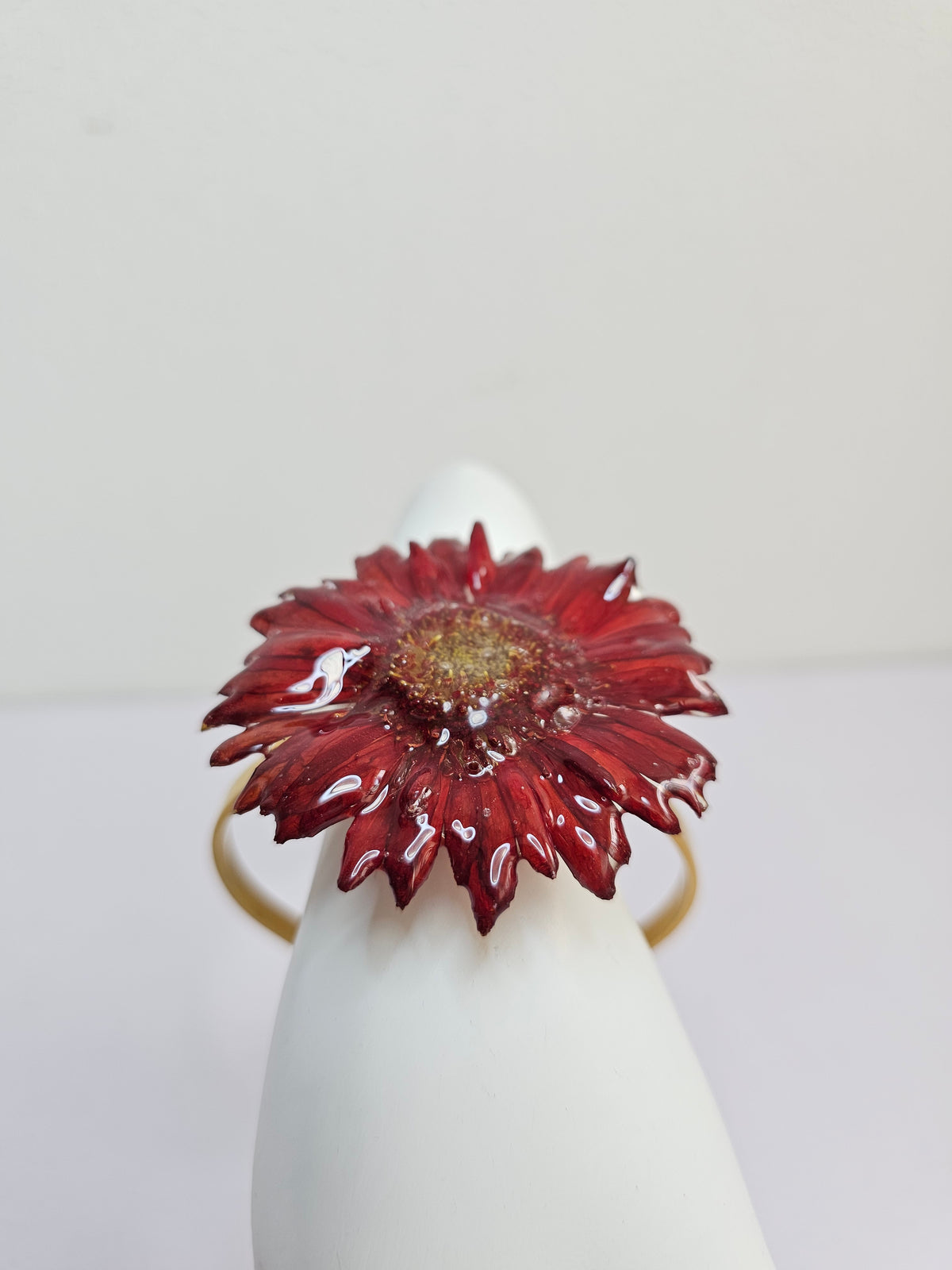 Pulsera de Gerbera Roja de ISAMOR con flor natural preservada y encapsulada