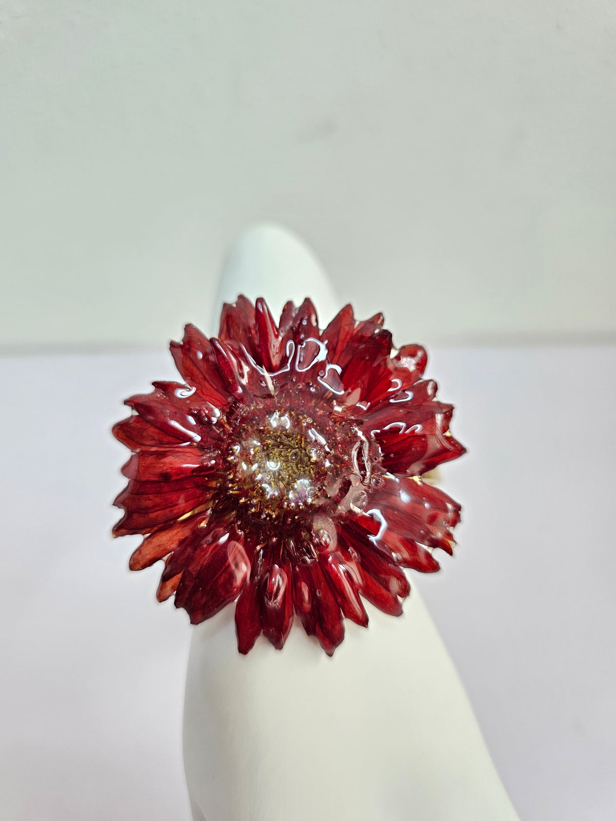 Pulsera de Gerbera Roja ISAMOR, vista 2 de la pieza con flor natural encapsulada