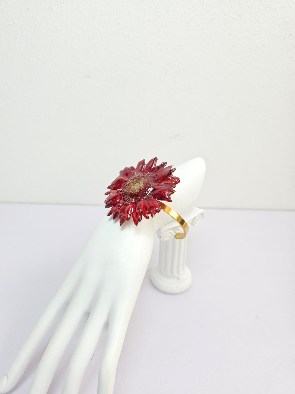 Pulsera de Gerbera Roja ISAMOR, vista 3 de la pieza con flor natural encapsulada