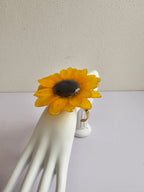 Pulsera de Girasol Premium artesanal con flor natural preservada; material: acero inoxidable, vista 2