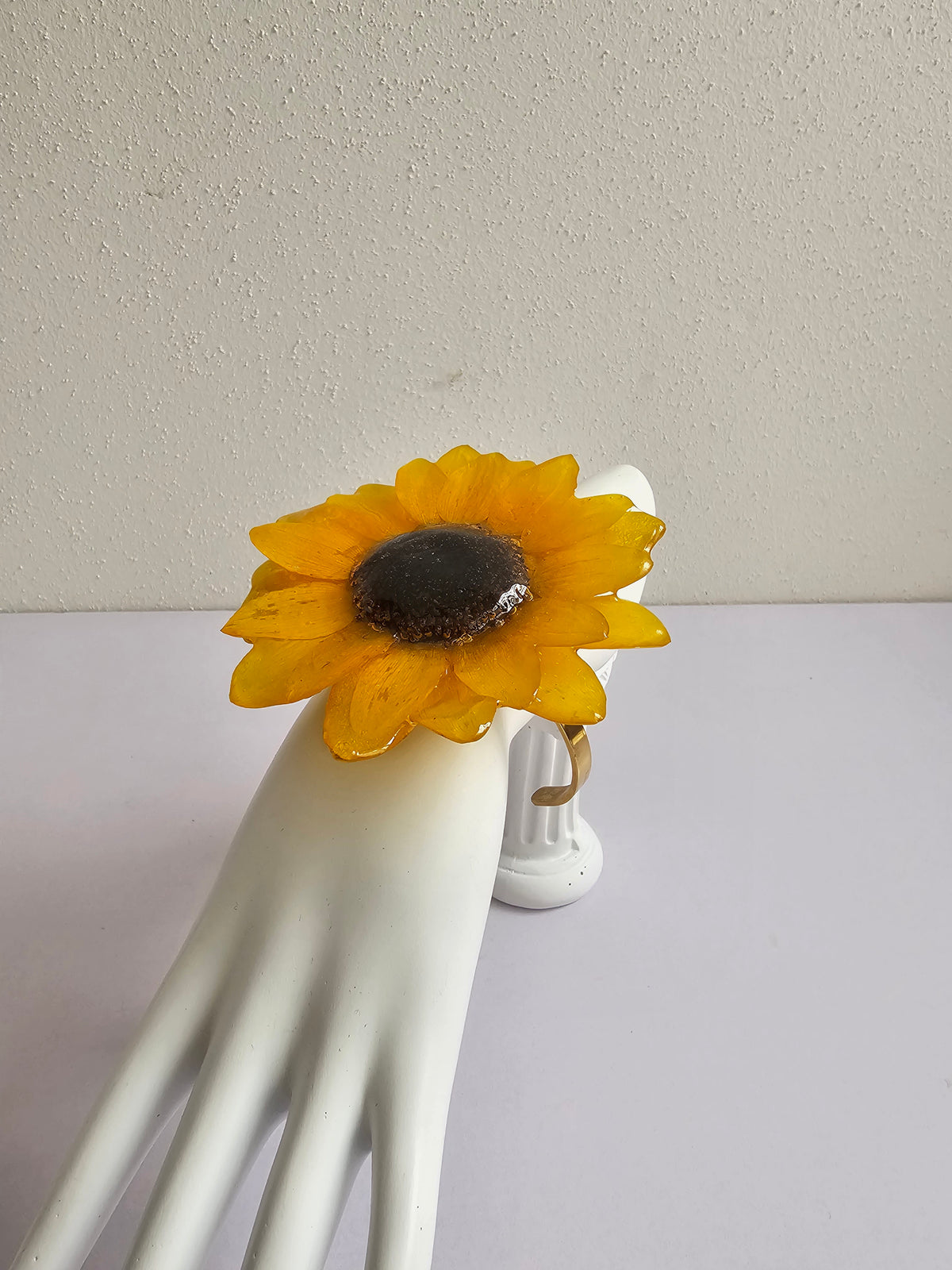 Pulsera de Girasol Premium artesanal con flor natural preservada; material: acero inoxidable, vista 2