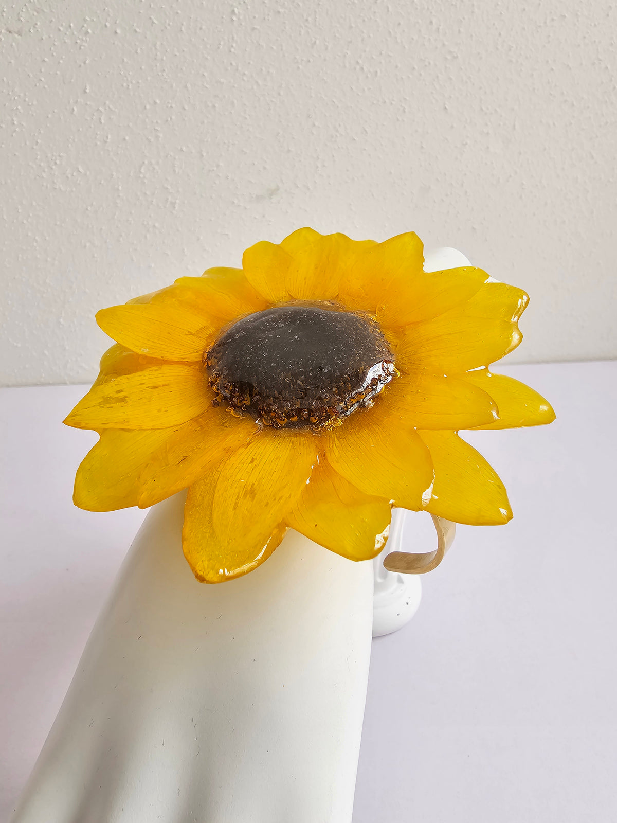 Pulsera de Girasol Premium artesanal con flor natural preservada; material: acero inoxidable, vista 3
