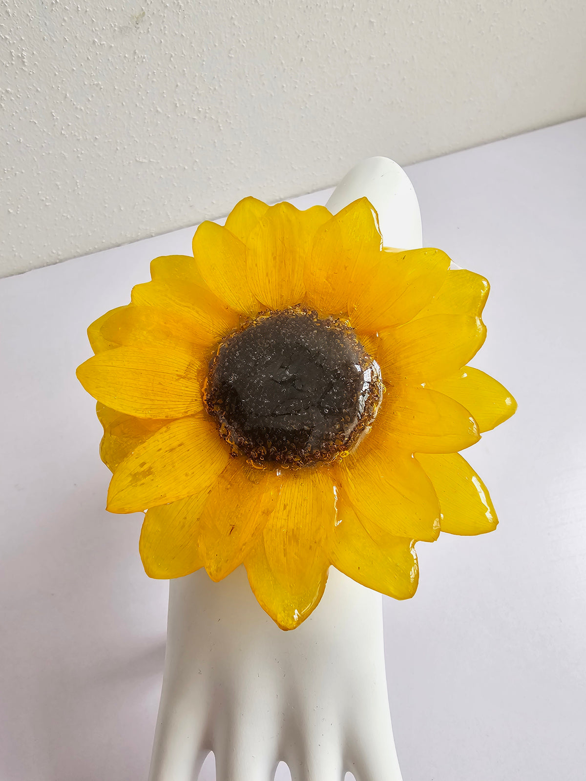 Pulsera de Girasol Premium artesanal con flor natural preservada; material: acero inoxidable, vista 4