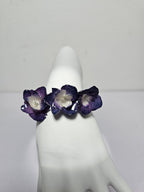 Pulsera de Hortensia Morada artesanal con flor natural preservada; material: acero inoxidable