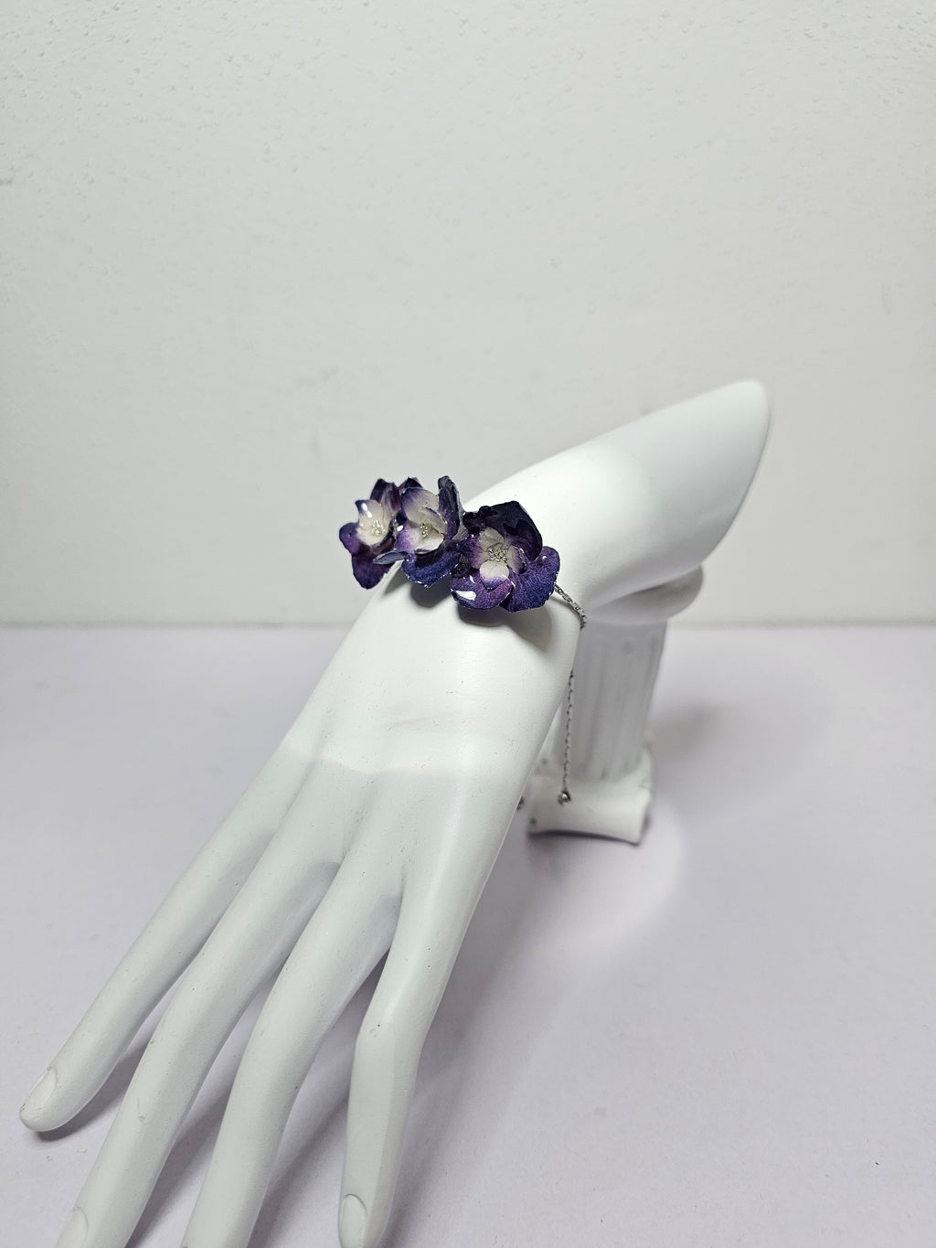 Pulsera de Hortensia Morada artesanal con flor natural preservada; material: acero inoxidable, vista 2