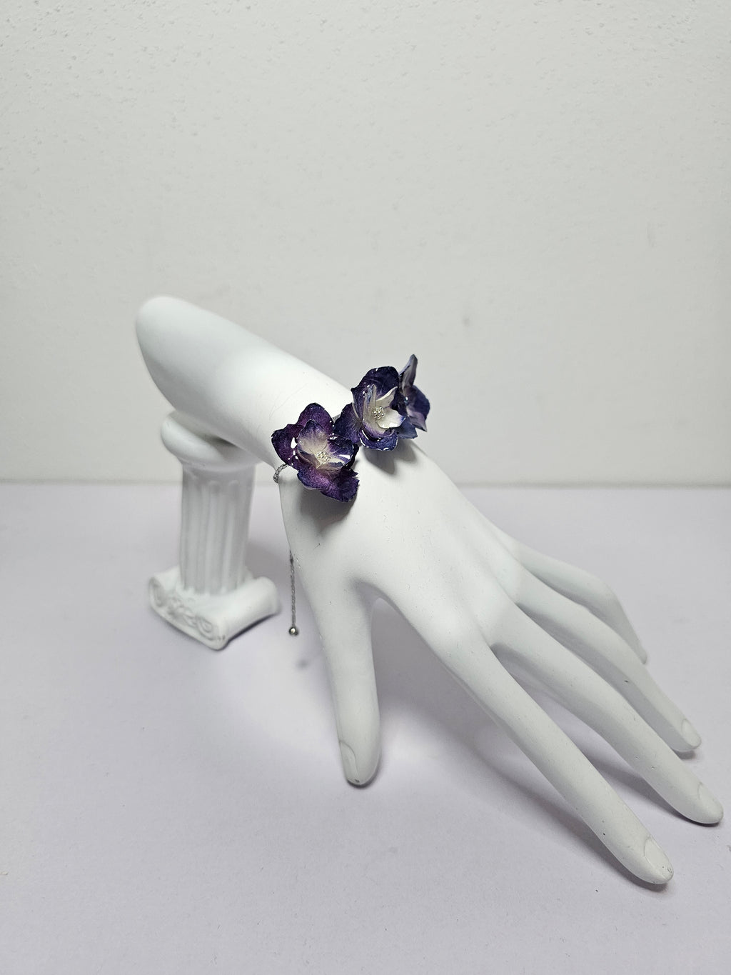 Pulsera de Hortensia Morada artesanal con flor natural preservada; material: acero inoxidable, vista 3