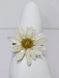 Pulsera de Margarita artesanal con flor natural preservada; material: acero inoxidable