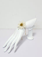Pulsera de Margarita artesanal con flor natural preservada; material: acero inoxidable, vista 2