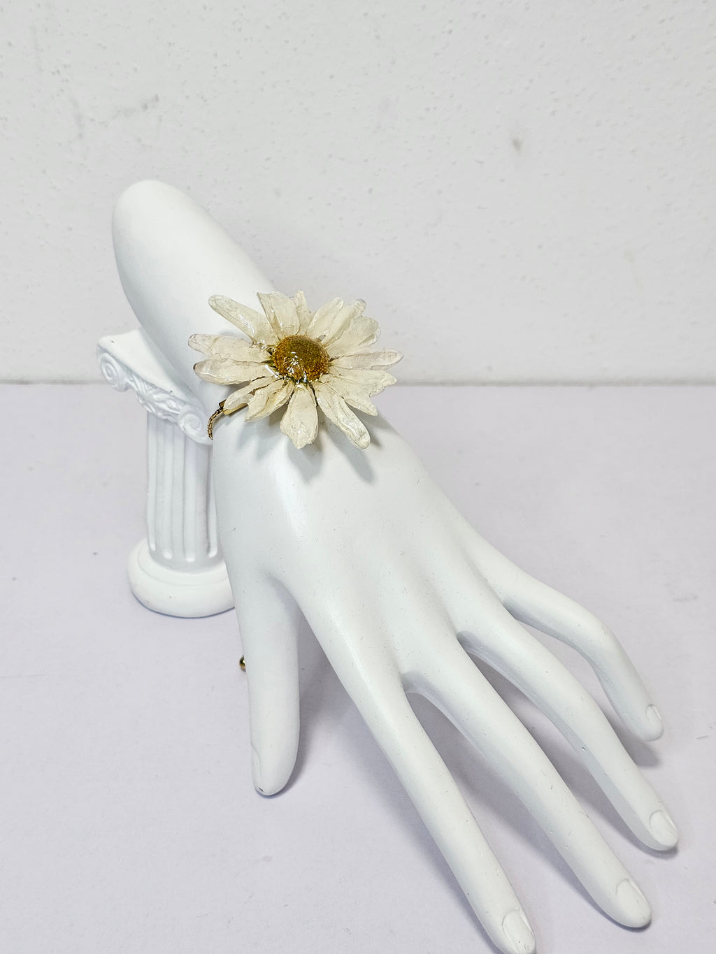 Pulsera de Margarita artesanal con flor natural preservada; material: acero inoxidable, vista 3