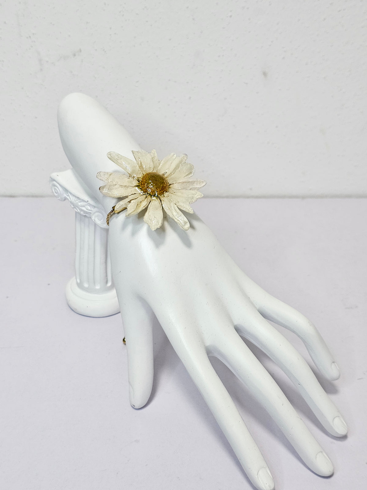 Pulsera de Margarita artesanal con flor natural preservada; material: acero inoxidable, vista 3