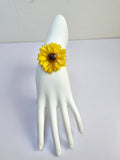 Pulsera de Mini Girasol artesanal con flor natural preservada; material: acero inoxidable