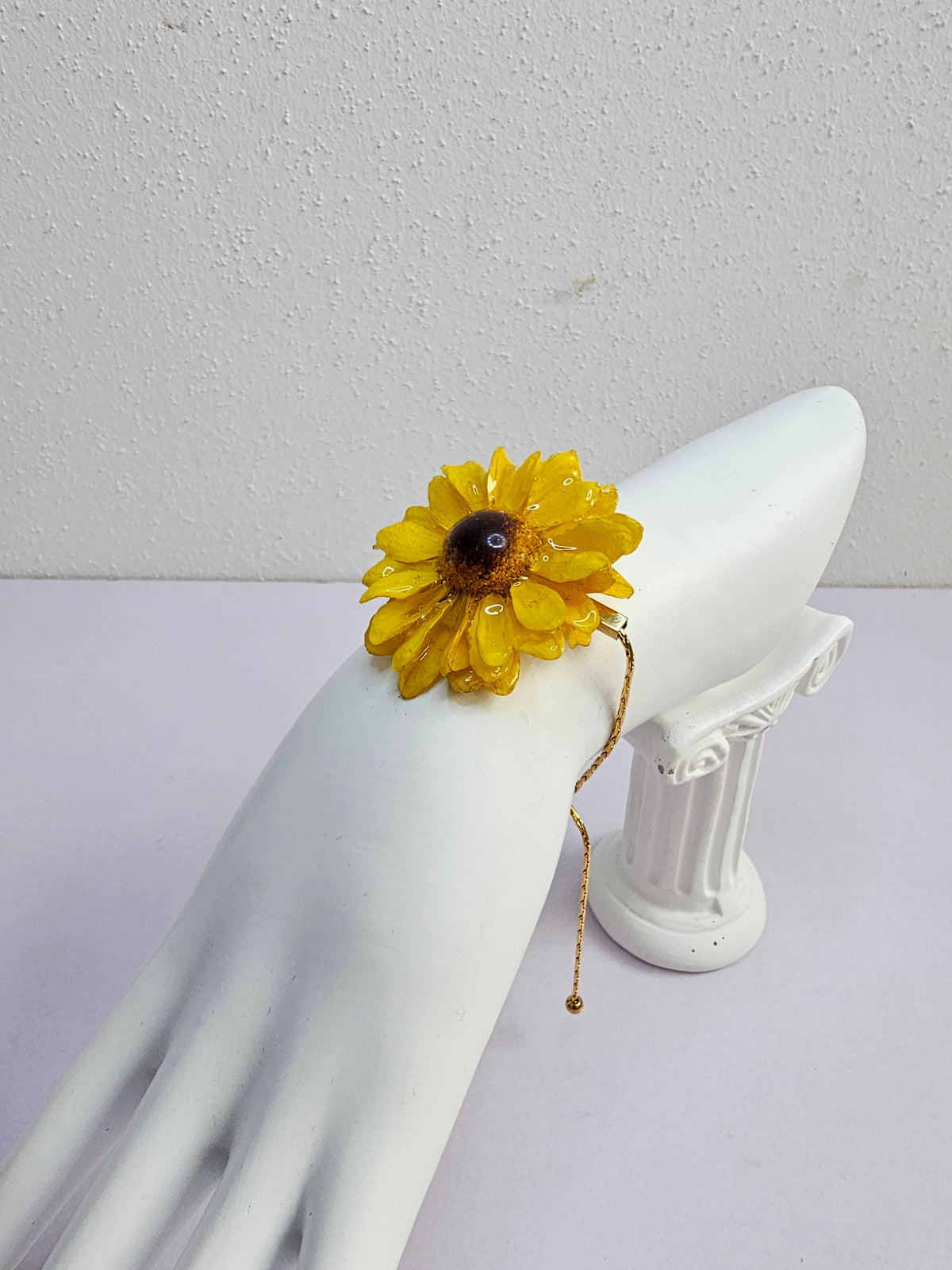 Pulsera de Mini Girasol artesanal con flor natural preservada; material: acero inoxidable, vista 2