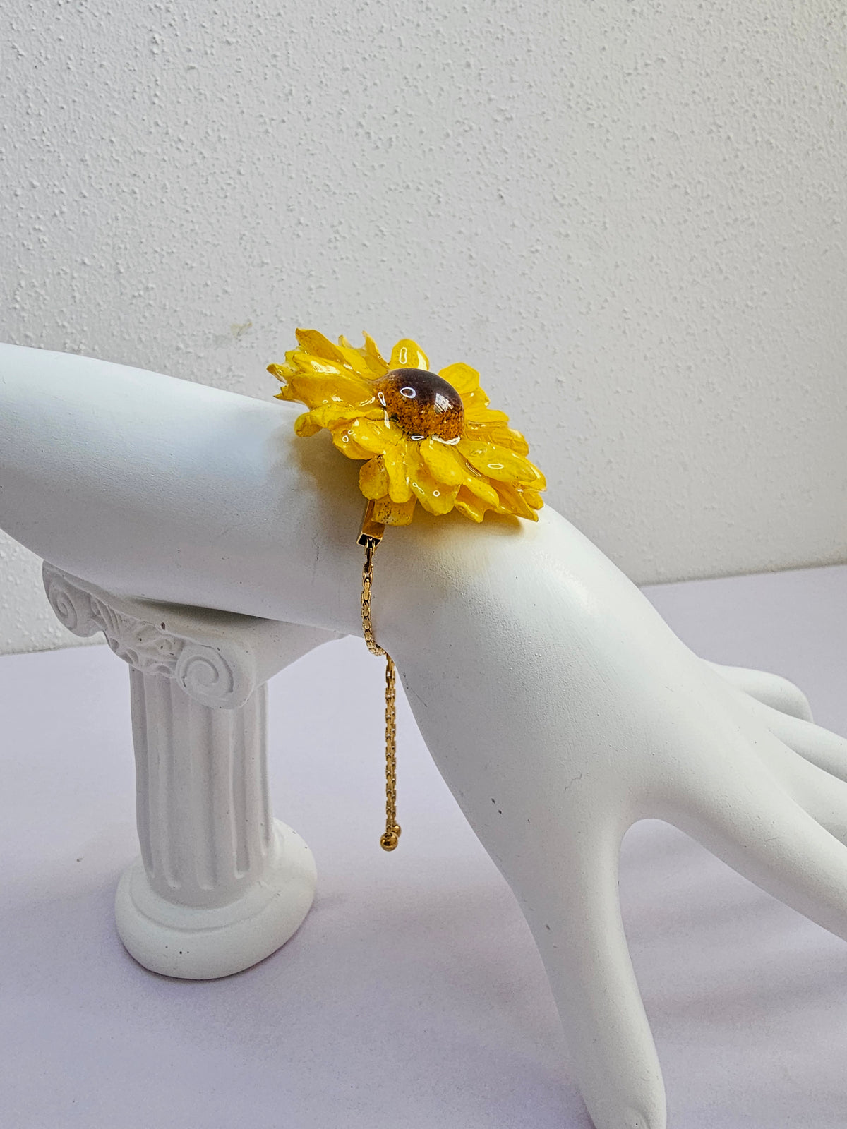 Pulsera de Mini Girasol artesanal con flor natural preservada; material: acero inoxidable, vista 3