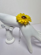 Pulsera de Mini Girasol artesanal con flor natural preservada; material: acero inoxidable, vista 4