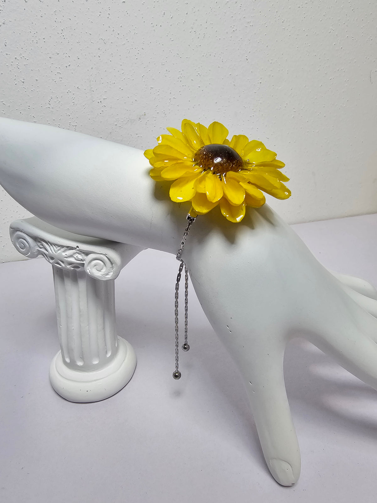 Pulsera de Mini Girasol artesanal con flor natural preservada; material: acero inoxidable, vista 4
