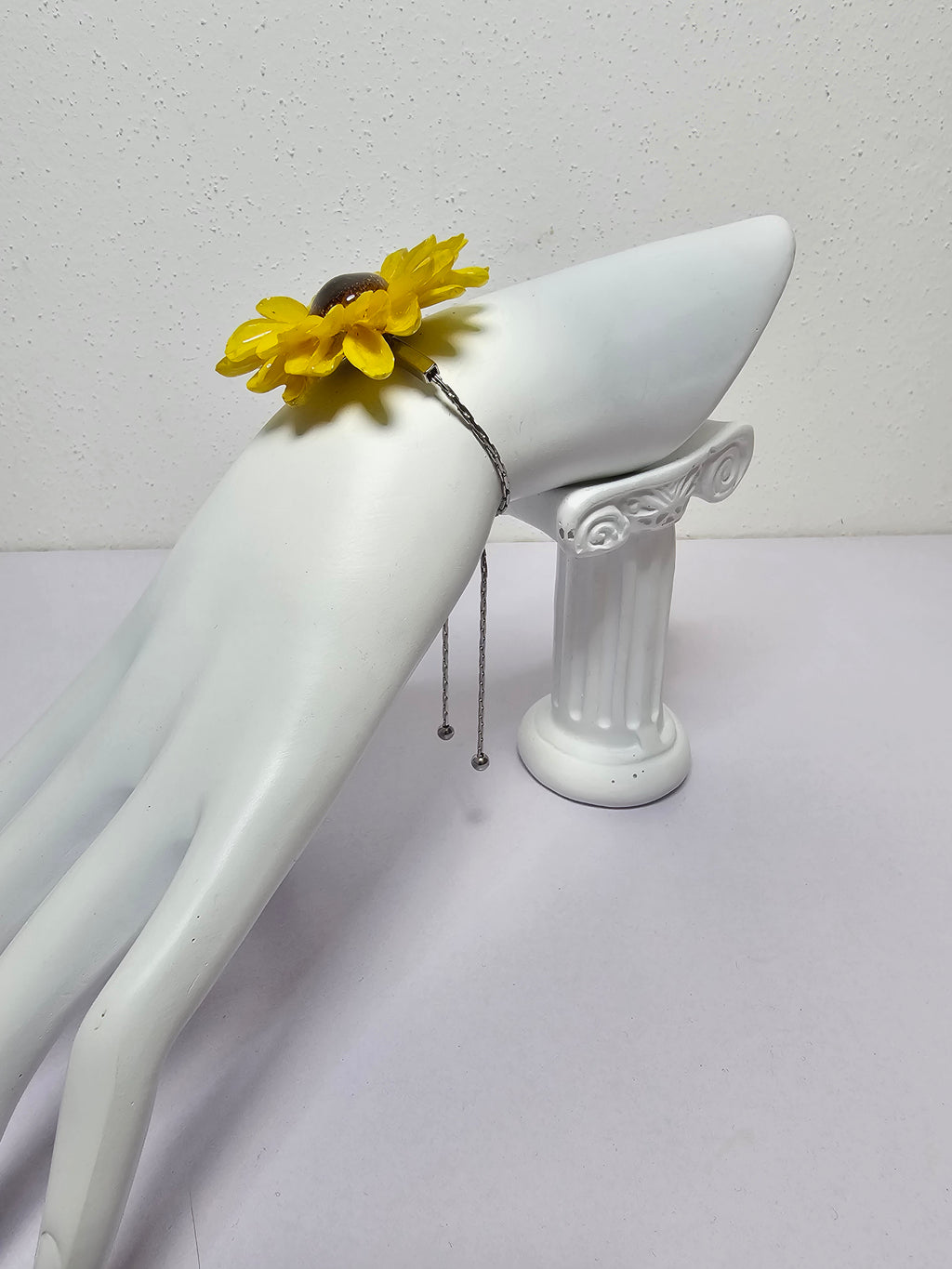 Pulsera de Mini Girasol artesanal con flor natural preservada; material: acero inoxidable, vista 5