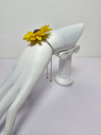 Pulsera de Mini Girasol artesanal con flor natural preservada; material: acero inoxidable, vista 5