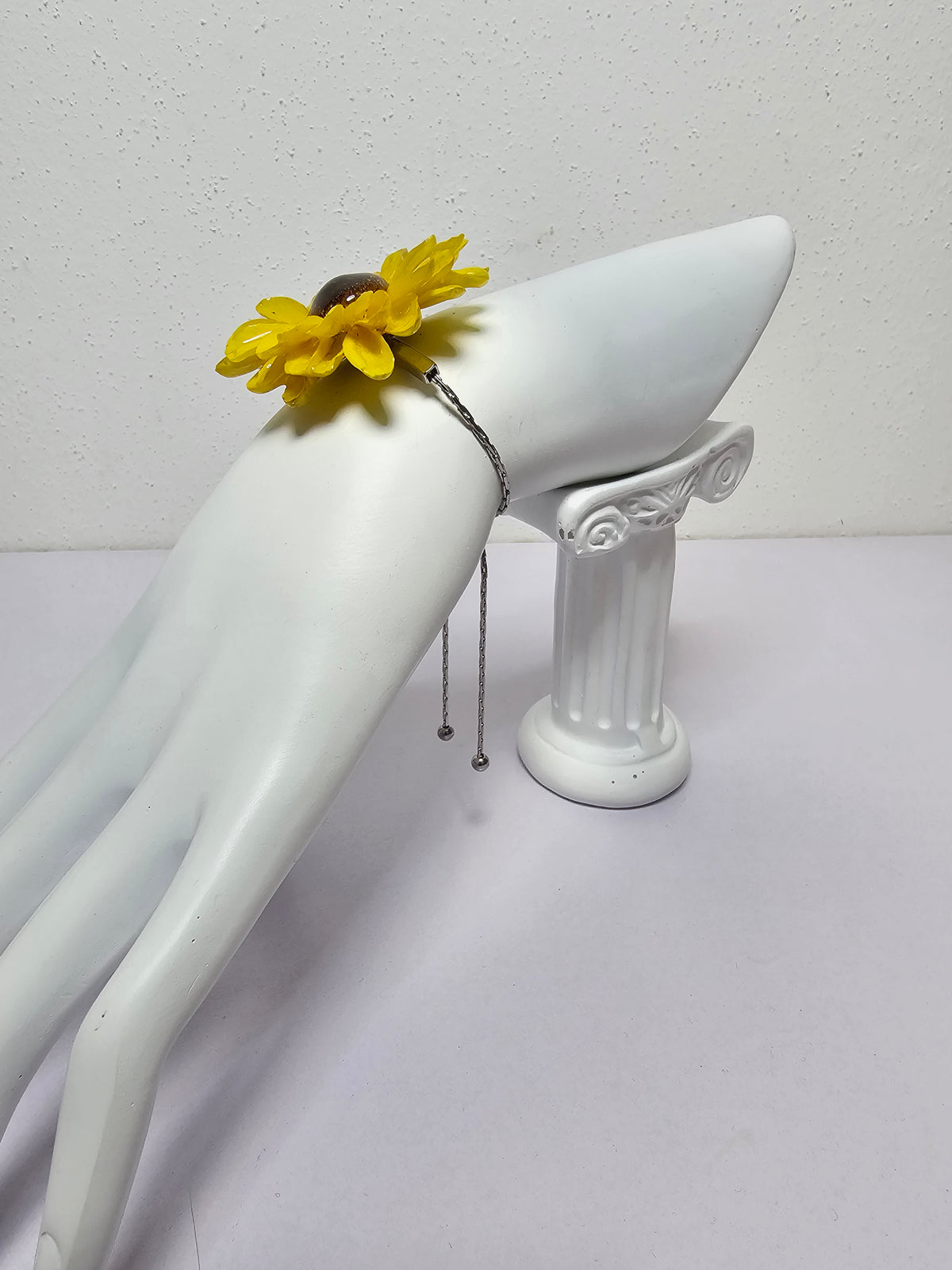 Pulsera de Mini Girasol artesanal con flor natural preservada; material: acero inoxidable, vista 5